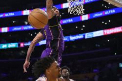 开云下载-湖人客场战胜76人，取得胜利