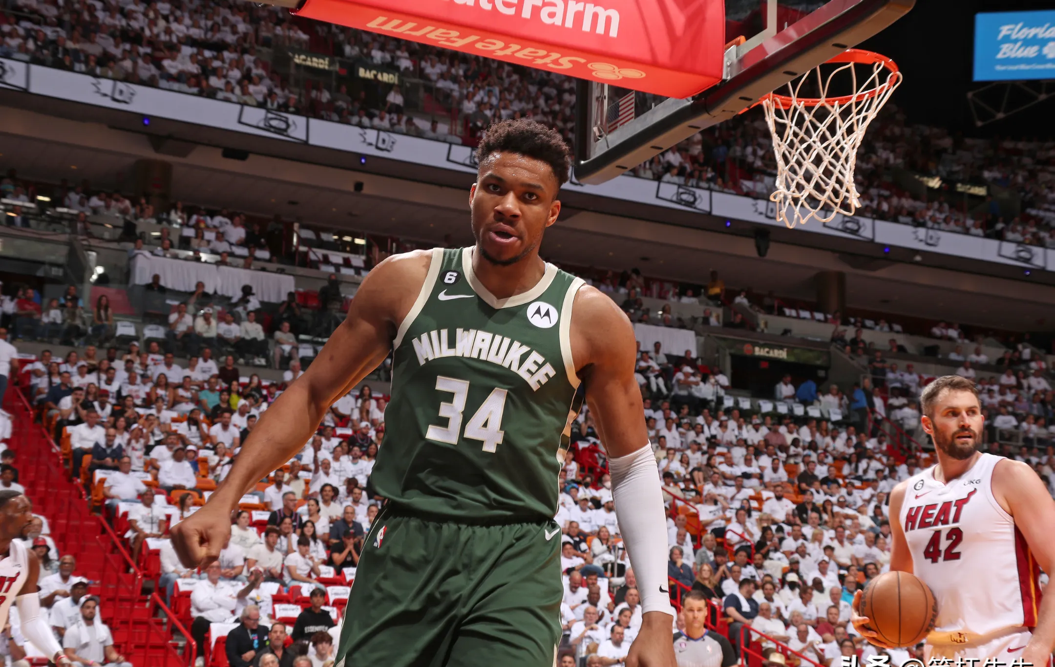 雄鹿大胜尼克斯,罗弗尔全场高效砍下29分 雄鹿大胜尼克斯,罗弗尔全场高效砍下29分