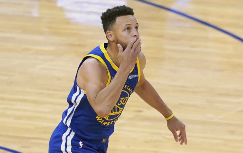 勇士大胜骑士，库里状态火爆