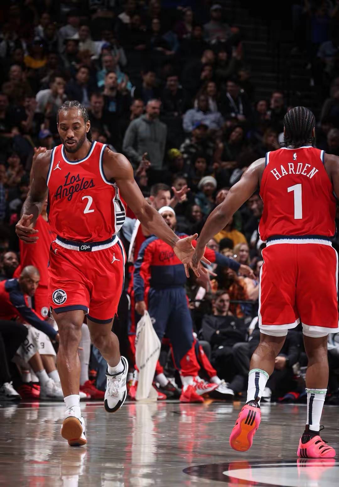 快船胜骑士,莱昂纳德发挥超水准表现 快船胜骑士,莱昂纳德发挥超水准表现