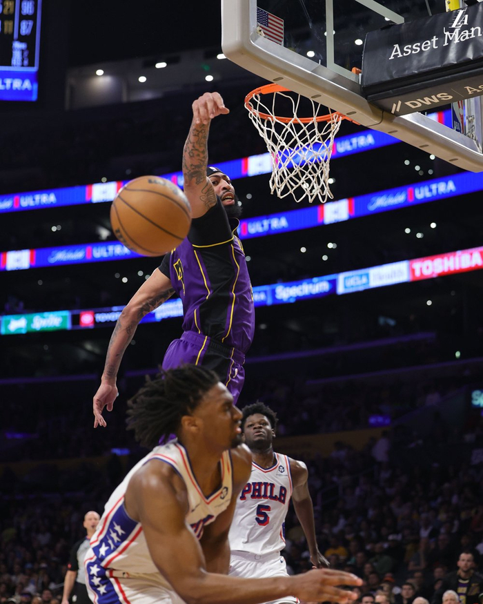 湖人客场战胜76人，取得胜利